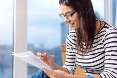 Mutlu genç kadın stüdyoda çizim