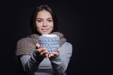 bir fincan çay gösterilen kadın 