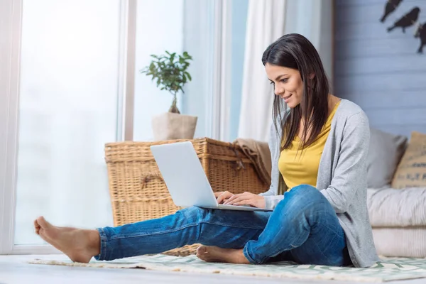 Mujer positiva usando el portátil — Foto de Stock