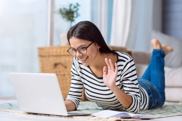 Donna che fa conversazione su Internet — Foto Stock