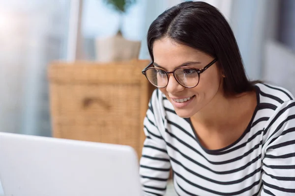 Glad kvinna använder den bärbara datorn — Stockfoto