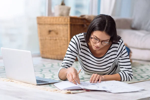 Frau, die zu Hause am Projekt arbeitet — Stockfoto