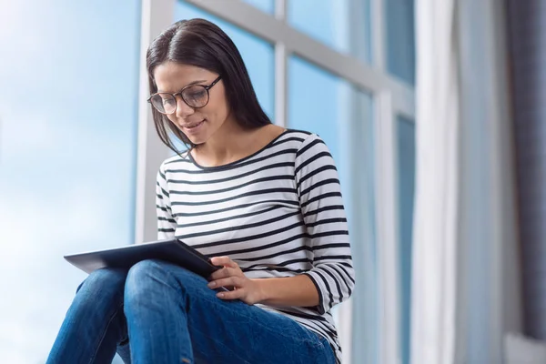 Frau mit dem Tablet — Stockfoto