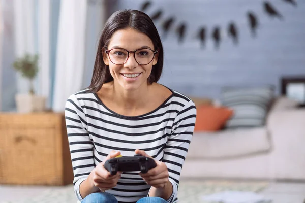 Mulher jogando o console de jogo — Fotografia de Stock