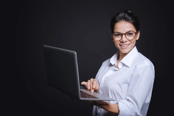 Jovem mulher usando o laptop — Fotografia de Stock