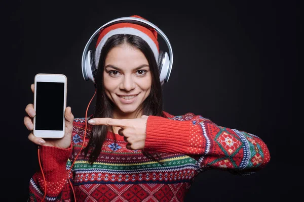 Chica alegre apuntando en el nuevo teléfono inteligente —  Fotos de Stock