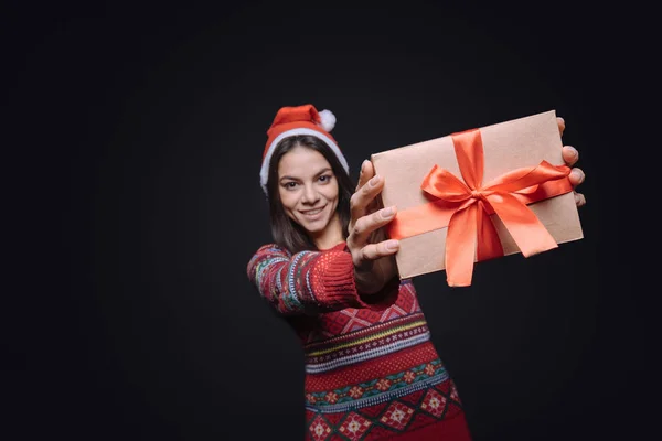 Девушка держит коробку с подарком — стоковое фото