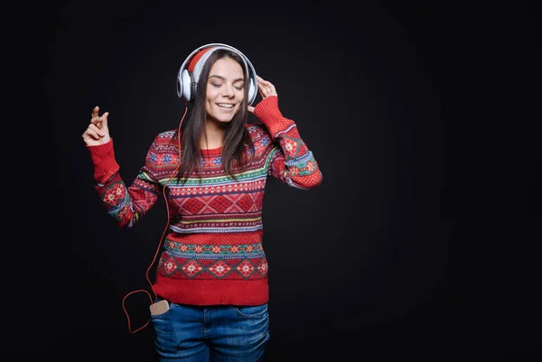 Zainspirowany młoda kobieta, słuchanie muzyki — Zdjęcie stockowe