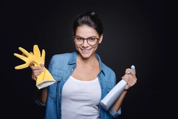 Uśmiecha się kobieta czyszczenia gotowy do akcji — Zdjęcie stockowe