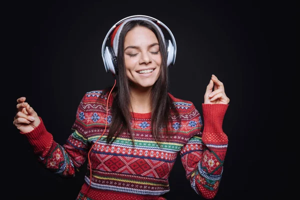 Jovem alegre ouvindo a música e a dança — Fotografia de Stock