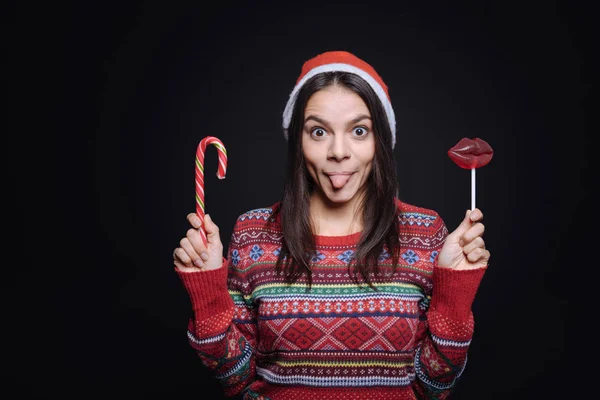 Chica alegre sosteniendo los palos de caramelo y divertirse — Foto de Stock