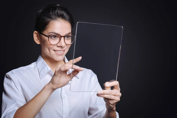 Восхитительная молодая женщина, пользующаяся планшетом в студии — стоковое фото