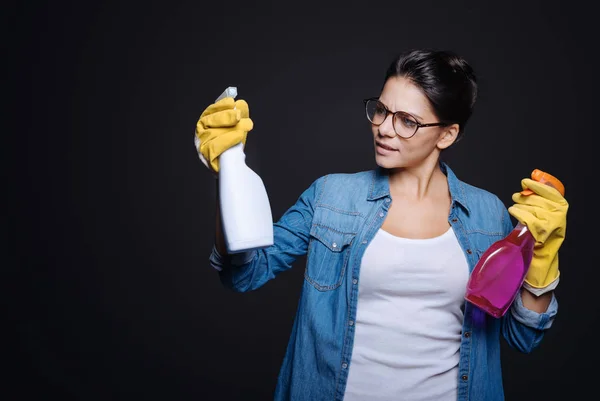Puzzled donna di pulizia preparando per il suo lavoro — Foto Stock