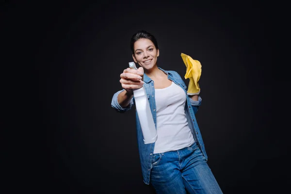 Amüsierte junge Frau hat Spaß im Studio — Stockfoto