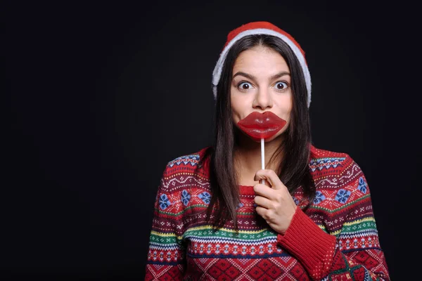 Rolig tjej leker med lollipop — Stockfoto