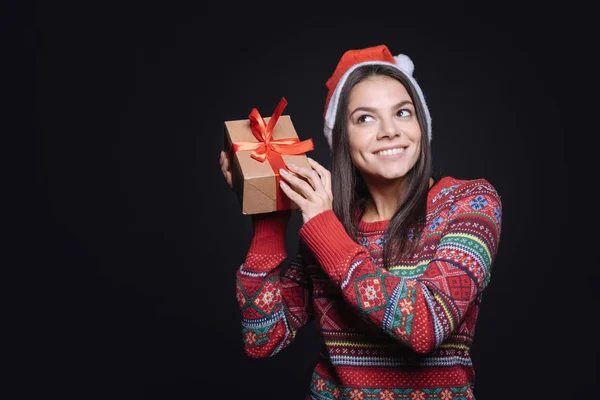 Encantada joven sosteniendo la caja con un regalo — Foto de Stock