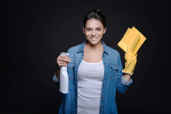 Mulher pronta para limpar a casa — Fotografia de Stock