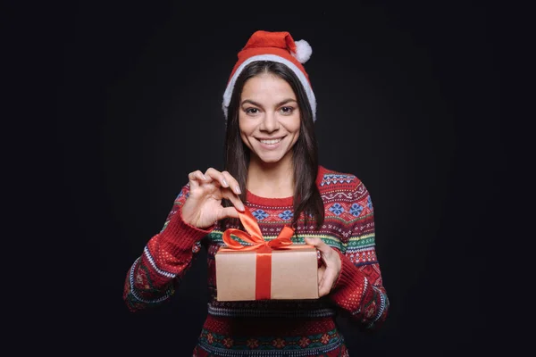 Menina positiva segurando a caixa com um presente — Fotografia de Stock