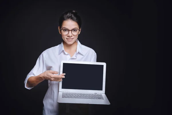 Mulher mostrando o laptop para o público — Fotografia de Stock