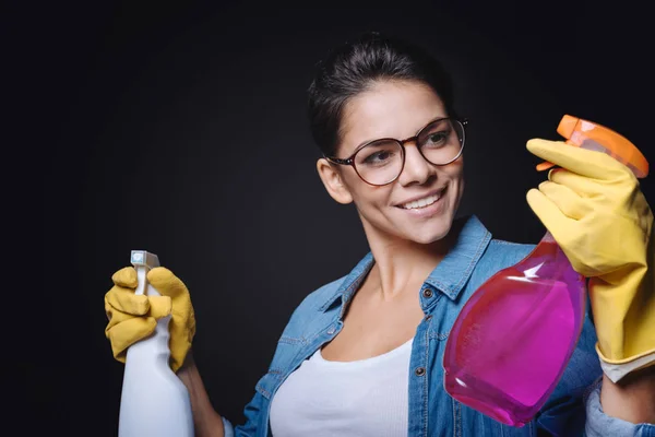 Sorrindo mulher de limpeza tomar uma decisão — Fotografia de Stock