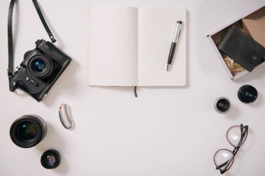 Fotoğraf ekipmanları ile açık defter