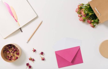 Masanın üzerine dağılmış gül tomurcukları kurutulmuş