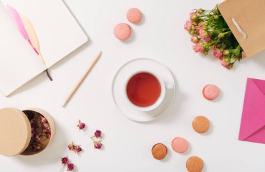 Küçük porselen fincan çay ile dolu