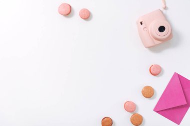 Macaroons tarafından çevrili olma pembe fotoğraf makinesi