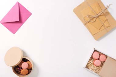 Tatlı macaroons küçük kutularda yalan