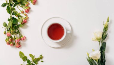 Çiçeklerle çevrili çay Kupası Üstten Görünüm