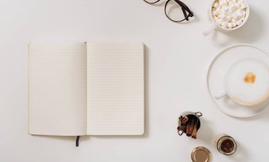 Kahve fincanı yalan Notebook düz yatıyordu