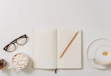 Kahve ve marshmallow ile çevrili defter