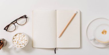 Bir fincan marshmallow ile yalan gözlük Üstten Görünüm