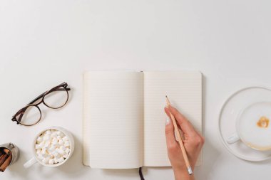 Bir kalem tutan yaratıcı güzel kadın