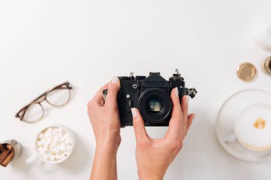 Bir fotoğraf makinesi tutan hoş güzel kadın