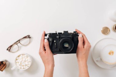 Bir kadın fotoğrafçı elinde olmak vintage fotoğraf makinesi