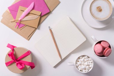 Açık defter lezzetli tatlılar tarafından çevrili olma