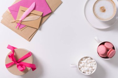 Pembe tüy zarf yığını üzerinde yalan