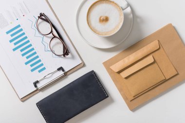 Fincan kapuçino ayakta yakınındaki office belgeleri