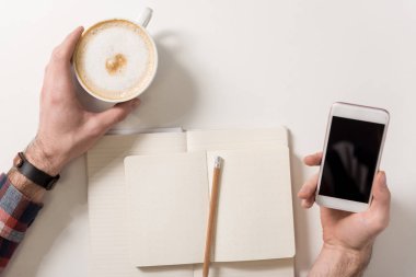 Hoş genç adam onun smartphone holding