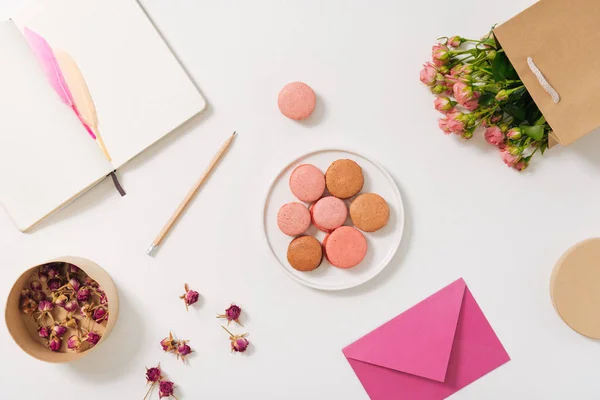 Macaroons ile dolu bir plaka Üstten Görünüm — Stok fotoğraf