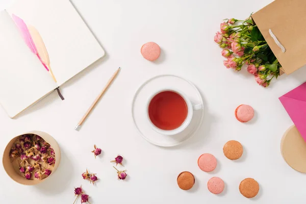 Çay bardağı macaroons tarafından çevrili olma — Stok fotoğraf