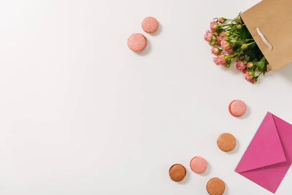 Zoete bitterkoekjes wordt verspreid op de tafel — Stockfoto