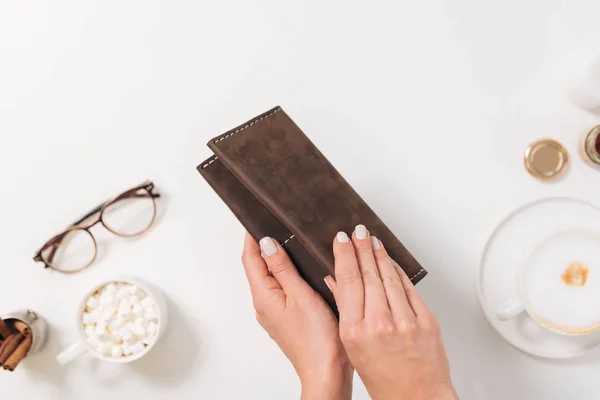 Nette Frau, die eine Brieftasche öffnet — Stockfoto