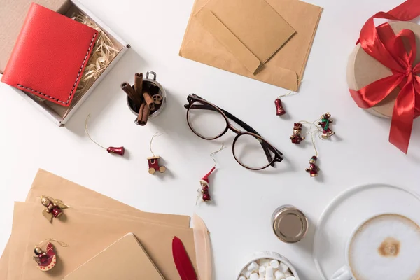 テーブルの上に散在しているクリスマス ツリー装飾 — ストック写真