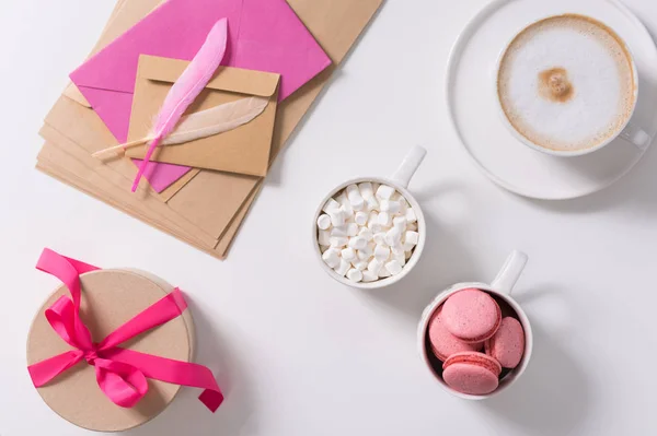 Luxe-geschenketui gebonden met roze lint staan op de tafel — Stockfoto