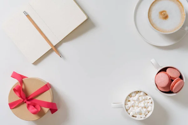 Geschenkbox, die neben dem offenen Notizbuch steht — Stockfoto