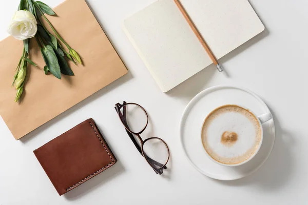 Kopje cappuccino staande op de schotel — Stockfoto