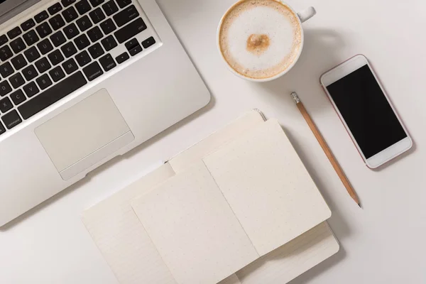 Draufsicht auf einen modernen Laptop, der auf dem Schreibtisch steht — Stockfoto