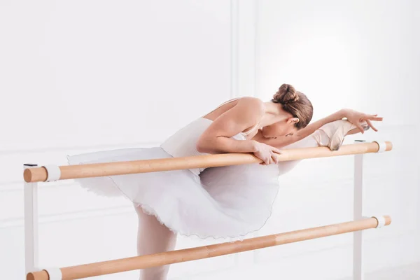 Vista lateral da bailarina durante o treinamento de balé — Fotografia de Stock